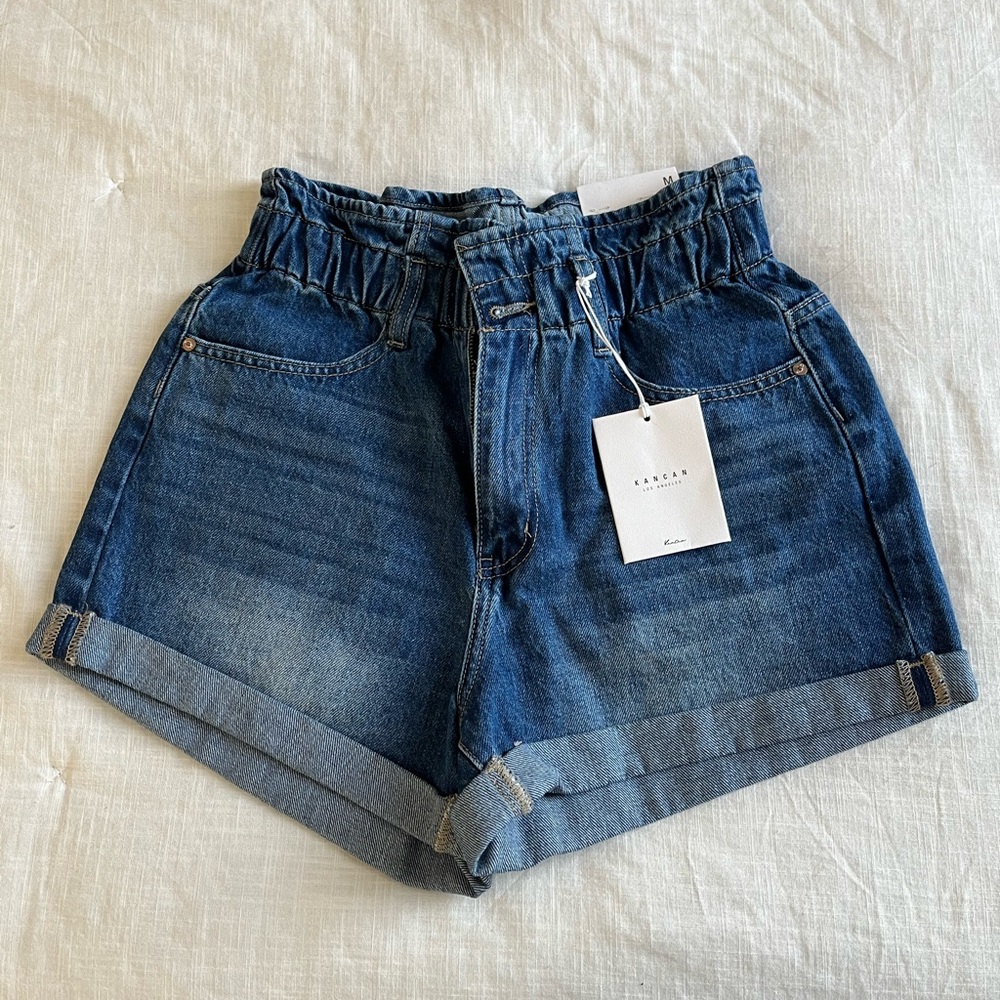 Never worn, high waisted shorts, size M.
